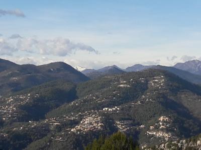 auf dem Plateau de la Justice, im Hintergrund sind Berggipfel mit Schnee zu sehen